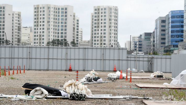 27일 오전 서울 강서구 이대서울병원 코로나19 드라이브스루 선별진료소가 제8호 태풍 ‘바비’ 의 영향으로 일시 운영 중단돼 있다.(사진=황진환 기자)