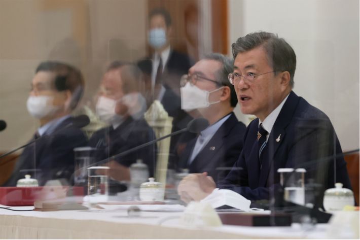 문 대통령은 신종 코로나바이러스 감염증(코로나19) 확산 방지를 위한 정부의 방역 노력에 교회가 적극적으로 협조해줄 것을 당부했다.(사진=연합뉴스)