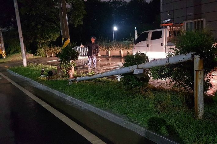 전남 여수에서 태풍 바비에 교통 신호기가 넘어지면서 도로를 덮치자 관련 기관에서 나와 처리하고 있다.(사진=여수시 제공)
