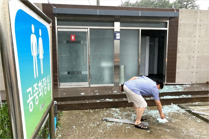 제8호 태풍 '바비'의 영향으로 27일 충남 태안군 만리포해수욕장 공중화장실 유리창이 깨졌다.(사진=태안군 제공)