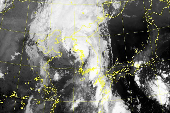 천리안위성 2A호가 27일 6시 기준 촬영한 제8호 태풍 '바비'의 모습.(사진=국가기상위성센터 캡처)