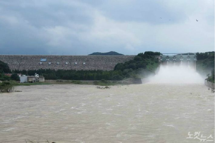 용담댐 방류(사진=자료사진)