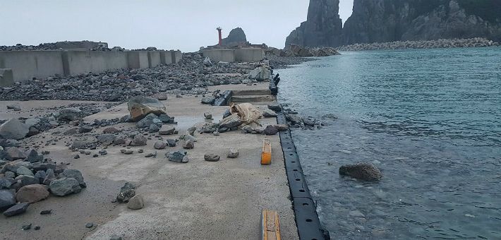 강풍을 동반한 제8호 태풍 '바비'가 26일 밤부터 27일 새벽 사이 할퀴고 간 전남 신안군 흑산면 가거도항 방파제가 파손됐다.(사진=연합뉴스)