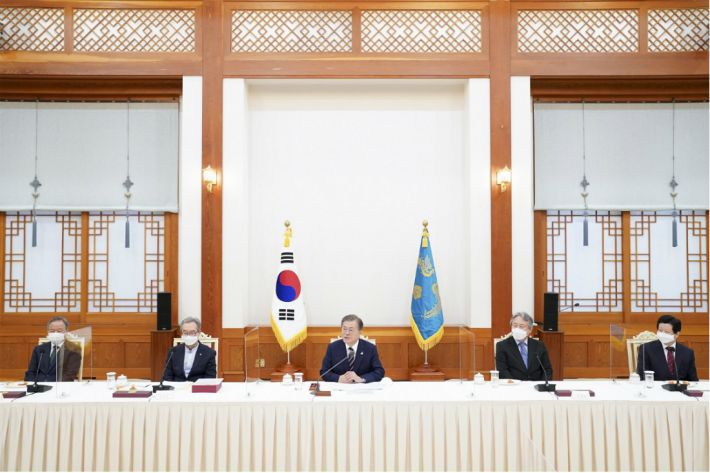 문재인 대통령이 27일 청와대 본관에서 열린 한국 개신교회 지도자 초청 간담회에서 발언하고 있다.(사진=연합뉴스)