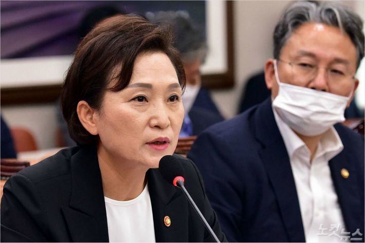 김현미 국토교통부 장관이 28일 오후 국회에서 열린 국토교통위원회 전체회의에서 의원 질의를 받고 있다. 윤창원기자