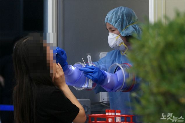 22일 서울 양천구 보건소 선별진료소를 찾은 시민들이 코로나19 검사를 받고 있다.