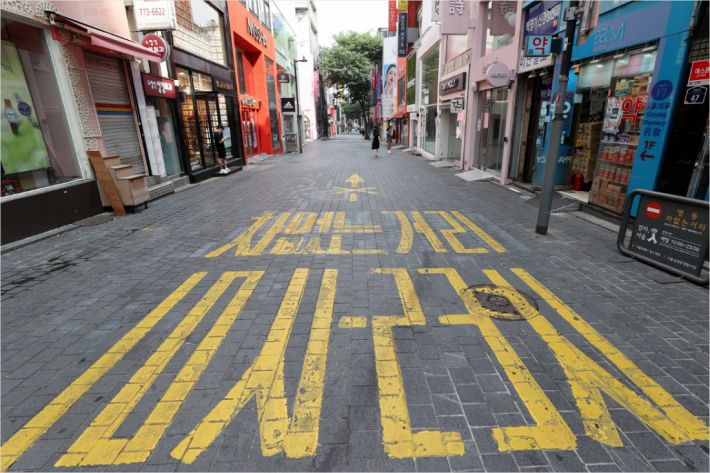 20일 서울 중구 명동 거리가 한산한 모습을 보이고 있다. 장마가 끝난 뒤 이어서 수도권을 중심으로 코로나19가 급격히 재확산하면서 외식업·서비스업 매출이 하락하고 자영업자들의 시름도 깊어지고 있다.(사진=연합뉴스)