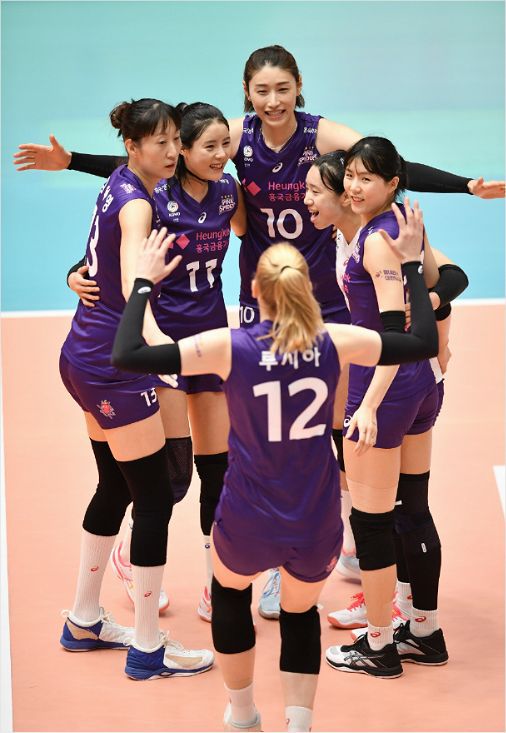 환호하는 흥국생명 선수들 (사진=한국배구연맹 제공)