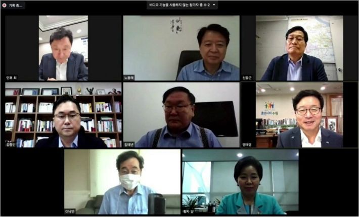 더불어민주당 이낙연 신임 대표와 새 최고위원들, 김태년 원내대표가 30일 화상간담회를 갖고 있다. 아랫줄 왼쪽부터 이낙연 원내대표, 양향자 최고위원. 가운데줄 왼쪽부터 김종민 최고위원, 김태년 원내대표, 염태영 최고위원. 윗줄 왼쪽부터 최인호 수석대변인, 노웅래, 신동근 최고위원.(사진=연합뉴스)