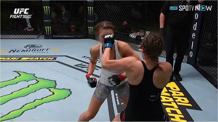 그라소에게 안면 카운터를 허용하는 김지연(왼쪽) (사진=SPOTV NOW 제공)