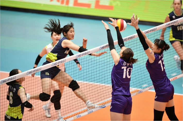 블로킹을 하고 있는 흥국생명 선수들 (오른쪽) (사진=한국배구연맹 제공)