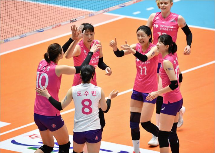 '월드 클래스' 김연경이 합류한 흥국생명은 공격뿐 아니라 수비에서도 빈 틈을 보이지 않으며 2020 제천 MG새마을금고컵 프로배구대회 여자부 조별리그 2연승을 내달렸다.(사진=한국배구연맹)