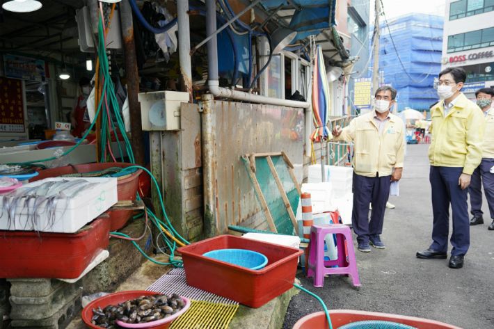 김경수 지사가 침수 피해 우려 지역을 찾아 현장을 점검했다.(사진=경남도청 제공)