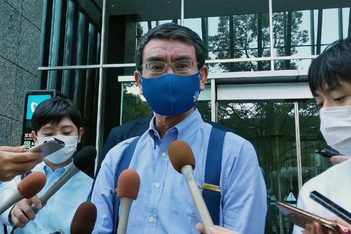 취재진 만나는 고노 다로 일본 방위상. (사진=연합뉴스)