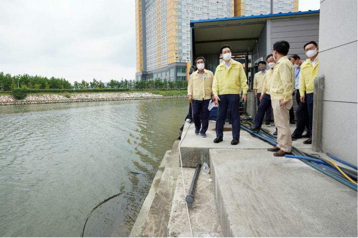 김경수 지사가 침수 피해 우려 지역을 찾아 현장을 점검했다.(사진=경남도청 제공)