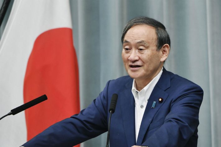 스가 요시히데(菅義偉) 일본 관방장관이 1일 오전 도쿄 총리관저에서 열린 기자회견에서 사실상 차기 총리를 결정할 자민당 총재 선거 출마 여부 등에 관한 질문을 받으며 미소를 띠고 있다.(사진=연합뉴스)