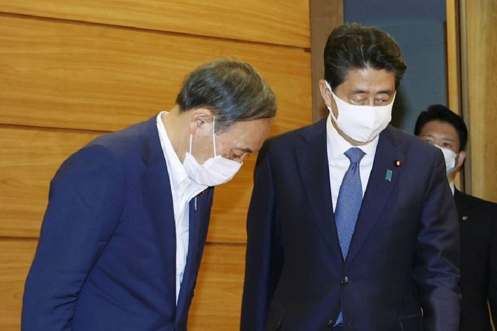 아베에게 인사하는 스가 요시히데 관방장관. (사진=연합뉴스)