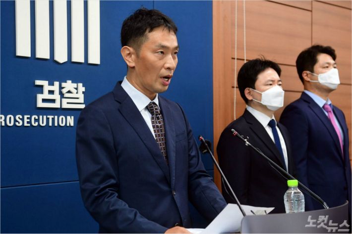 서울중앙지검 경제범죄형사부 이복현 부장검사가 1일 오후 서울 서초구 서울고검 기자실에서 삼성그룹 경영권 불법승계 의혹 수사 결과를 발표하고 있다. 

서울중앙지검 경제범죄형사부는 자본시장법상 부정거래행위·시세조종과 업무상 배임 등 혐의로 이재용 부회장을 불구속 기소했으며, 최지성 전 미래전략실(미전실) 실장, 김종중 전 미전실 전략팀장 등 삼성그룹과 삼성물산·삼성바이오로직스 소속 전·현직 임원 10명도 함께 재판에 넘겼다고 밝혔다. 황진환기자