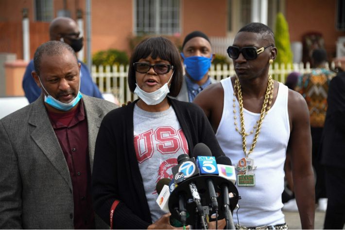 경찰 총격에 항의하는 흑인 남성의 유족. (사진=연합뉴스)