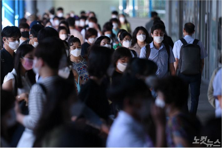 서울 구로구 지하철 1.2호선 신도림역에서 마스크를 쓴 시민들이 발걸음을 옮기고 있다. 박종민기자