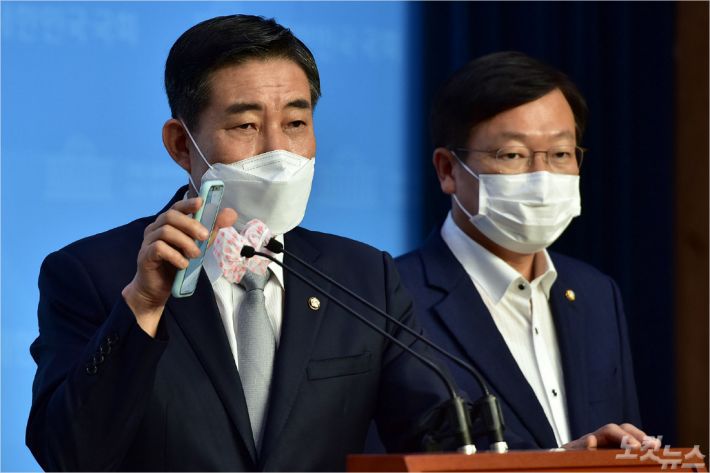 미래통합당 신원식 의원이 2일 오전 서울 여의도 국회 소통관에서 기자회견을 열고 추미애 법무부 장관의 아들 서모씨 휴가와 관련해 관련자의 통화 녹취록을 공개했다.(사진=윤창원 기자/자료사진)