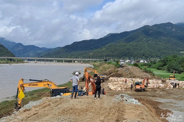 섬진강 제방 응급복구 자료사진(사진=김용완 기자)