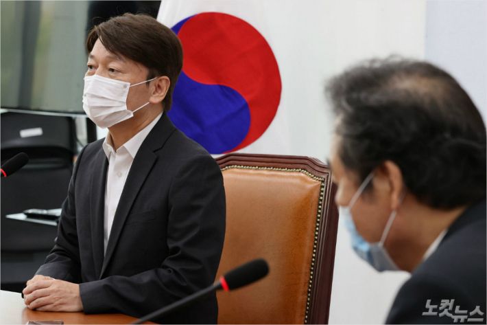 더불어민주당 이낙연 신임 당대표(오른쪽)가 지난 1일 오전 서울 여의도 국회에서 국민의당 대표회의실을 찾아 안철수 대표와 대화하고 있다. (사진=윤창원 기자/자료사진)