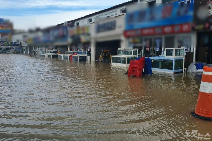 3일 오전 침수된 강릉 경포진안상가 일대(사진=유선희 기자)