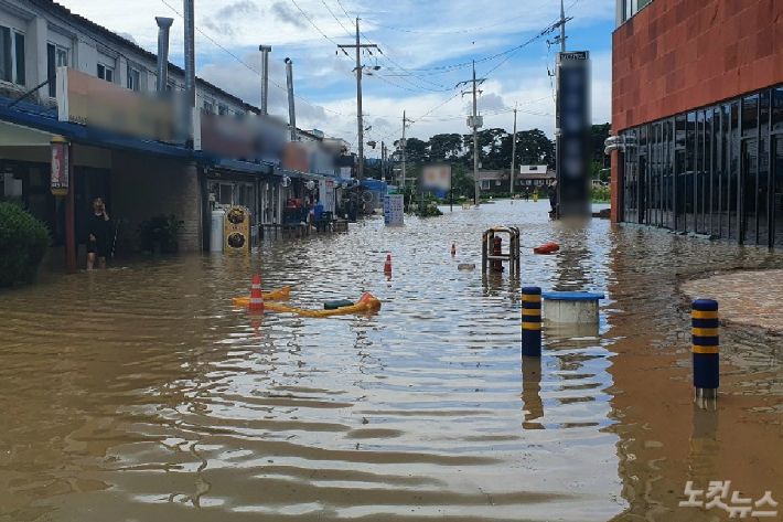 3일 태풍 마이삭으로 침수된 강릉 경포해변 진안상가 일대 뒷건물(사진=유선희 기자)