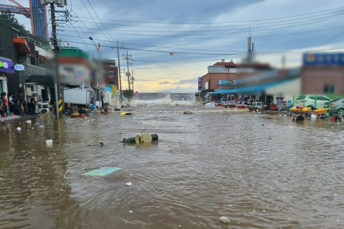3일 오전 파도가 방파제를 넘으면서 침수된 임원항 일대(사진=삼척시청 제공)
