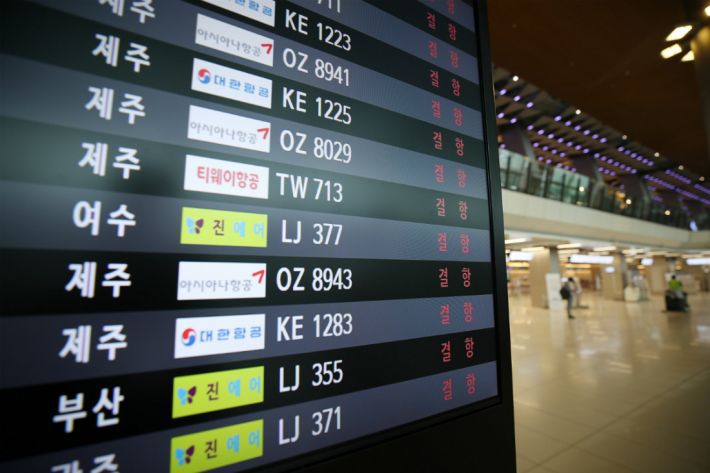 제9호 태풍 '마이삭'이 한반도를 향해 북상하고 있는 2일 오전 서울 김포공항 국내선청사 항공기 출발 안내판에 결항이 표시돼 있다. (사진=연합뉴스)