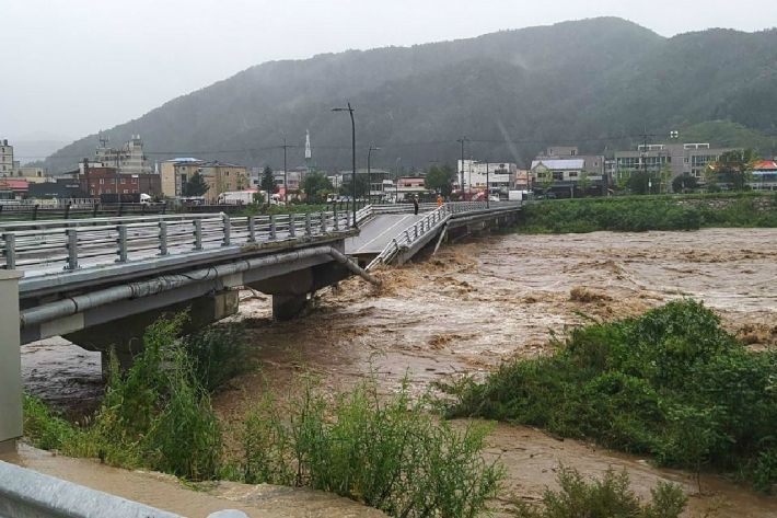 태풍에 유실된 평창군 진부면 하진부리 송정교(사진=강원소방본부 제공)