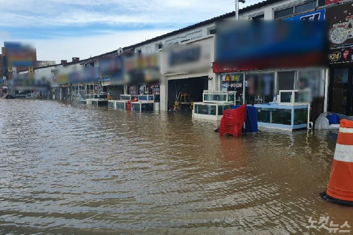 3일 태풍 마이삭 영향으로 침수된 강릉 경포해변 진안상가 일대(사진=유선희 기자)
