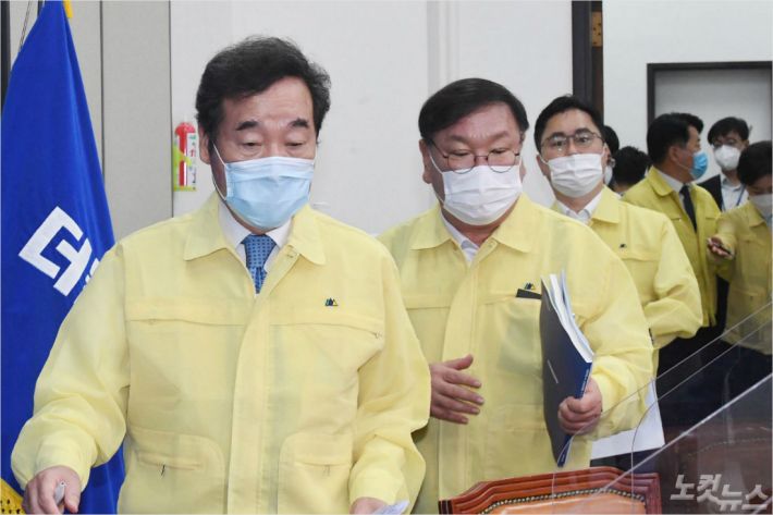 더불어민주당 이낙연 대표와 김태년 원내대표가 더불어민주당 최고위원회의에 참석하고 있다. (사진=윤창원 기자/자료사진)