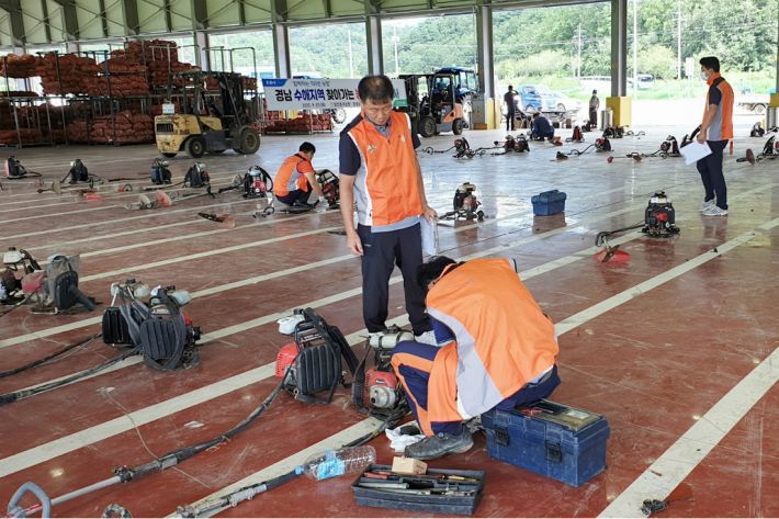농기계 수리. (사진=경남농협 제공)