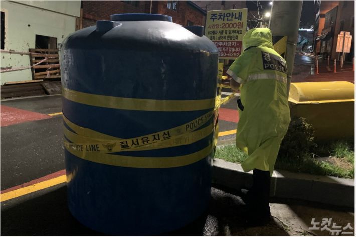 제10호 태풍 하이선이 북상 중인 7일 오전 3시쯤 부산 서구 아미동 비석마을에서 강풍에 물탱크가 떨어져있다. (사진=부산경찰청 제공)