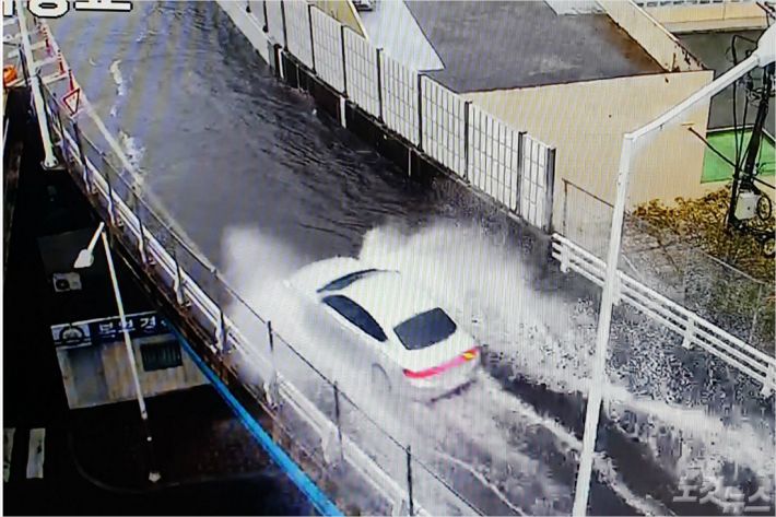 제10호 태풍 하이선이 북상 중인 7일 오전 7시쯤 부산 제2낙동교 진입로가 침수돼있다. (사진=부산경찰청 제공)