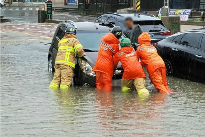 양산 삼호동 주차장 침수(사진=경남소방본부 제공)