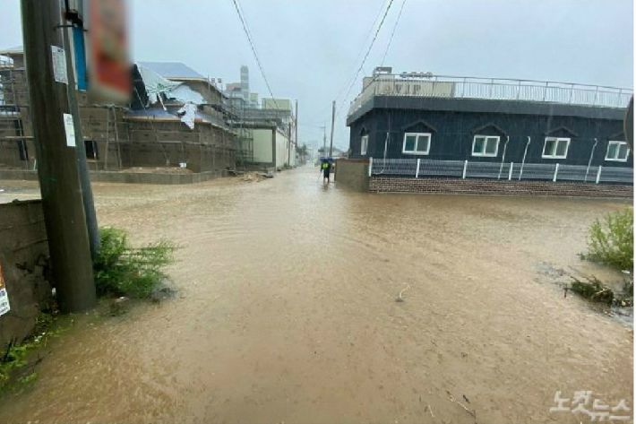 7일 하이선 영향으로 강원 고성 거진9리 뒷편 마을이 침수됐다.(사진=고성군청 제공)