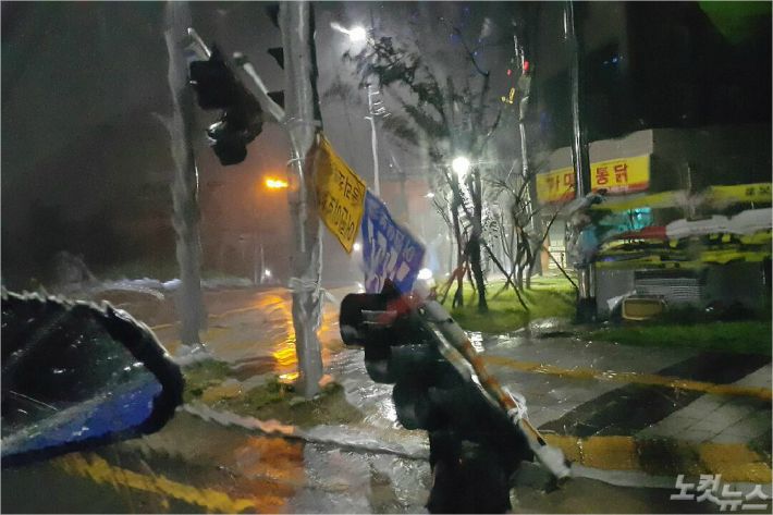 제10호 태풍 하이선이 북상 중인 7일 오전 2시 40분쯤 부산 영도구 동삼1동 한 도로에 신호등이 쓰러져있다. (사진=부산경찰청 제공)