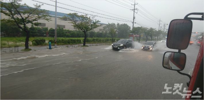 도로 침수. (사진=창원소방본부 제공)