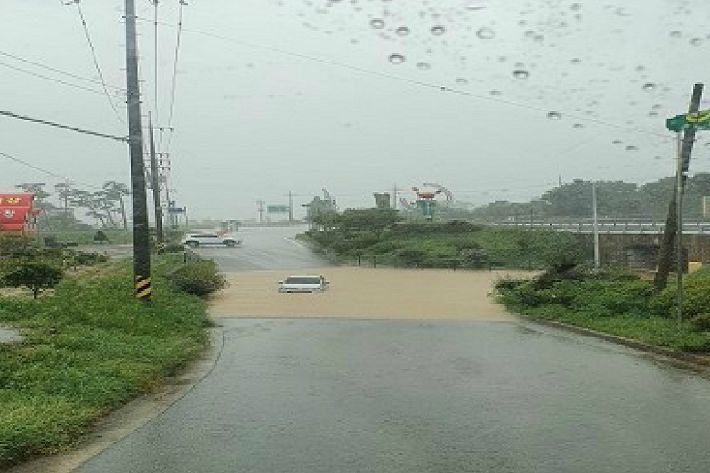 7일 오전 11시 30분쯤 서산시 팔봉면 인평교 인근 저지대 도로를 주행하던 차량 1대가 침수돼 탑승자가 고립됐다.(사진=충남도 제공)
