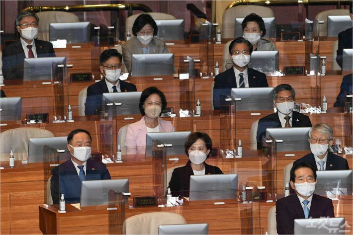 7일 오전 서울 여의도 국회 본회의장. 이날 박병석 국회의장은 국회에서 또다시 코로나19 확진자가 발생한 것 관련해 “방역 지침을 준수해주고 동선 최소화해 달라”고 당부했다. 윤창원기자