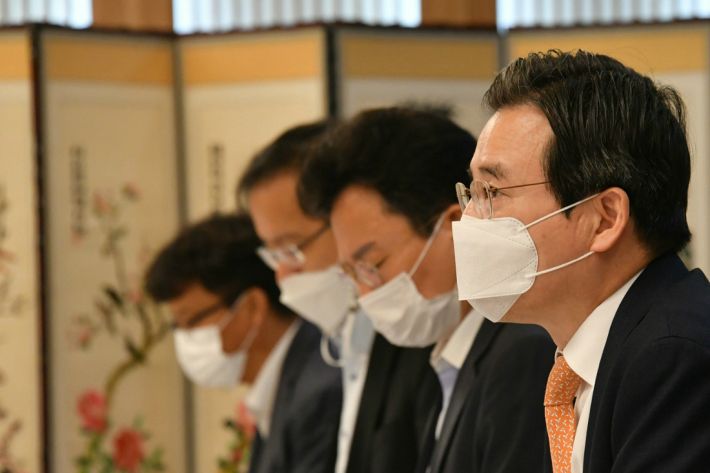 기획재정부 김용범(오른쪽) 제1차관이 11일 정부서울청사에서 열린 '제25차 혁신성장 전략점검회의 겸 정책점검회의'를 주재하고 있다.(사진=기재부 제공)