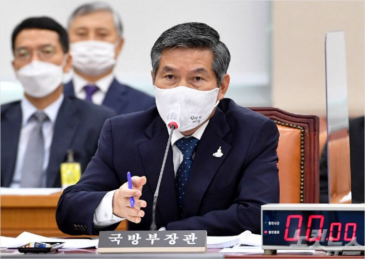 정경두 국방부 장관이 지난 1일 오전 서울 여의도 국회에서 열린 국방위원회 전체회의에서 의원 질문에 답변하고 있다. (사진=윤창원 기자/자료사진)