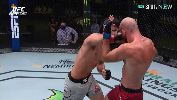 넬슨의 안면에 KO 펀치를 날리는 콰란틸로(왼쪽) (사진=SPOTV NOW 제공)