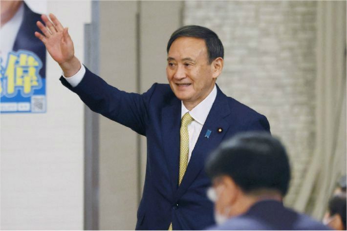 14일 낮 총재 경선 투표 직전 지지자 집회에 참석한 스가 관방장관(사진=연합뉴스)