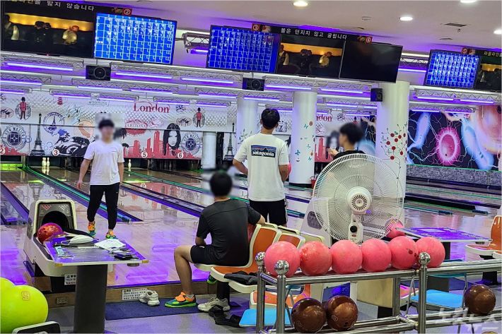 15일 시민들이 광주 서구의 한 볼링장에서 볼링을 즐기고 있다.(사진=김한영 기자)