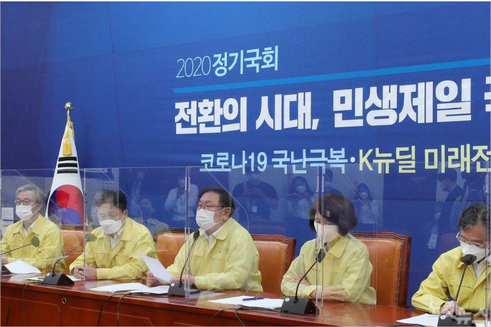 김태년 더불어민주당 원내대표가 15일 국회에서 열린 원내대책회의에 참석, 모두발언을 하고 있다. (사진=박종민 기자)