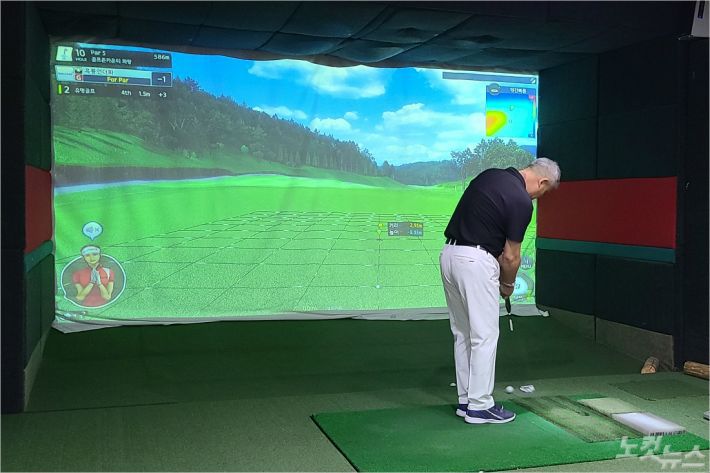 15일 한 시민이 광주 서구 한 스크린골프장에서 연습을 하고 있다.(사진=김한영 기자)
